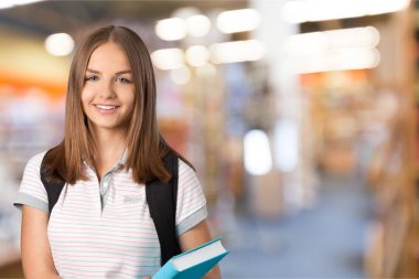  Genç öğrenci kız holding kitap