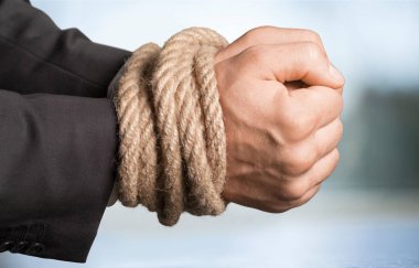 Erkek ellerini iple bağladı