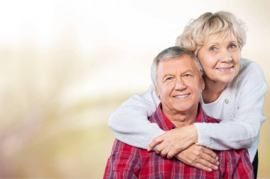 Arka planda mutlu yaşlı çift  