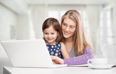 Meşgul anne iş çalışma anne kadın çocuk