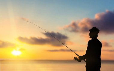 bir çubuk balıkçılık ile bir adamın silueti 