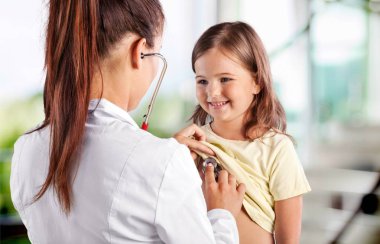 Çocuk bakım konsepti, doktor ve küçük kız 