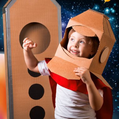 astronot oynayan sevimli küçük çocuk 