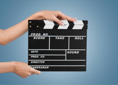 bir clapper kurulu tutan insan eli