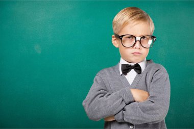 düşünme gözlüklü genç çocuk