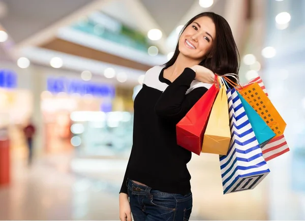 Jonge Lachende Vrouw Met Shopping Tassen — Stockfoto