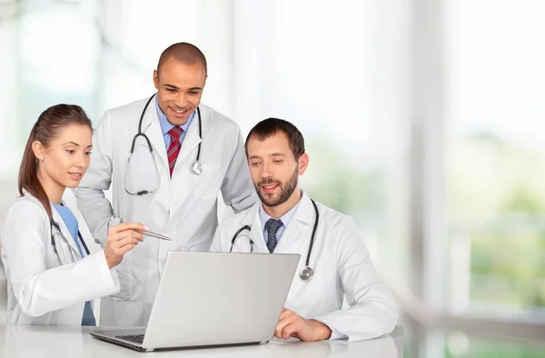 Grupo Médicos Com Laptop Escritório — Fotografia de Stock