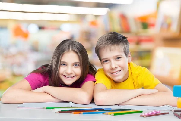 Sonriendo Niños Felices Sentados Junto Mesa Durante Lección — Foto de Stock