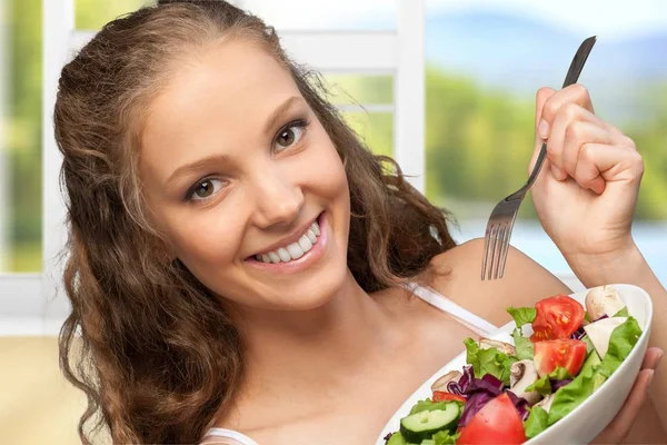 Mulher comendo salada fresca — Fotografia de Stock