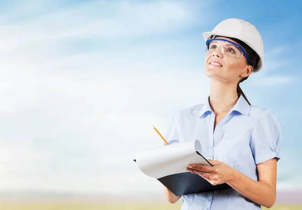 Mujer Joven Feliz Escritura Del Casco Portapapeles — Foto de Stock