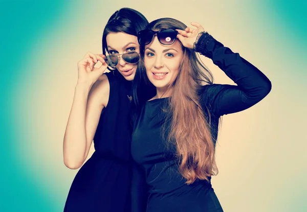 Dvě Mladé Ženské Přátele Pózové Brýlemi — Stock fotografie