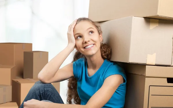 Mulher se mudando para casa nova — Fotografia de Stock