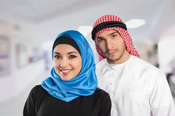 Heureux Couple Musulman Sur Fond — Photo