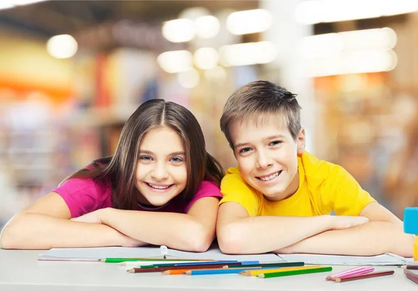 Souriant Enfants Heureux Assis Table Pendant Les Cours — Photo