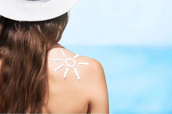 Mujer Joven Playa Con Símbolo Del Sol Hecho Crema — Foto de Stock