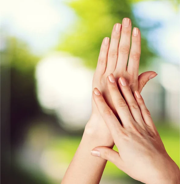 Ongles de femme avec manucure française — Photo