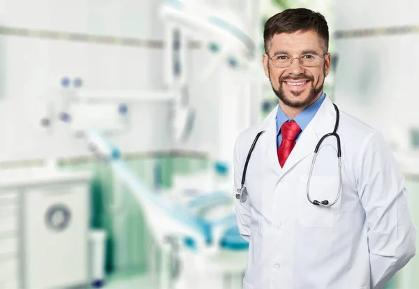 Arka Plan Üzerinde Stetoskop Ile Genç Doktor — Stok fotoğraf