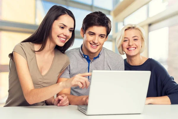 Estudantes Sorridentes Felizes Usando Laptop Para Projeto — Fotografia de Stock