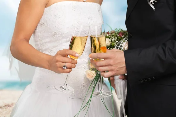 Γαμήλιο ζεύγος κρατώντας ποτήρια σαμπάνια — Φωτογραφία Αρχείου