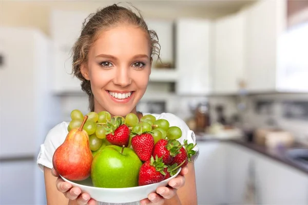 Jonge Lachende Vrouw Holding Bowl Met Vers Fruit Gezonde Levensstijl — Stockfoto