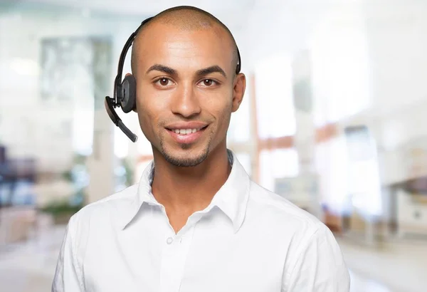 客户服务代表 年轻微笑的男子通过耳机交谈 — 图库照片