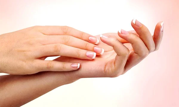 Paznokcie kobiety z Francuski manicure — Zdjęcie stockowe