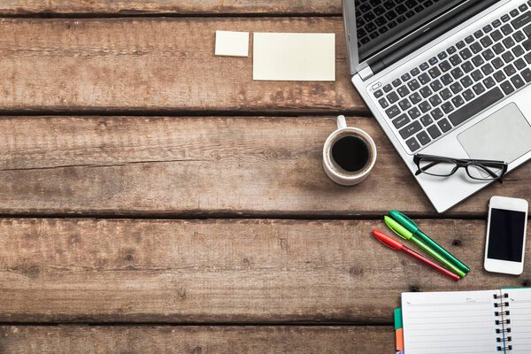 вид с рабочего стола с ноутбуком
 