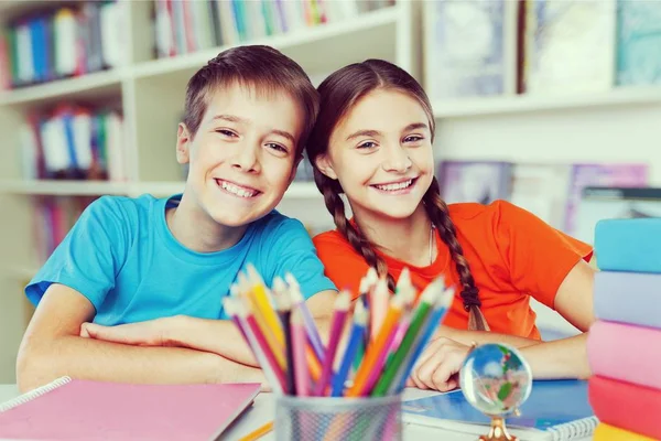 Sonriendo Niños Felices Sentados Junto Mesa Durante Lección — Foto de Stock