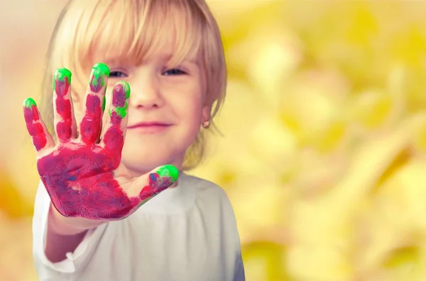 塗装された手を持つ美しい小さな子供 — ストック写真