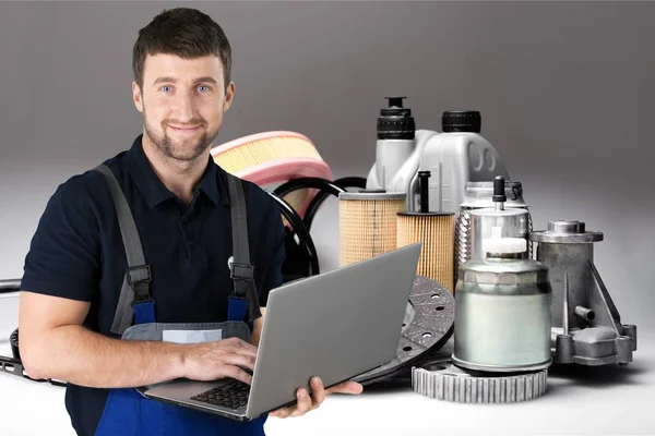 Mechanik Pracujący Laptopie Uśmiechnięty — Zdjęcie stockowe