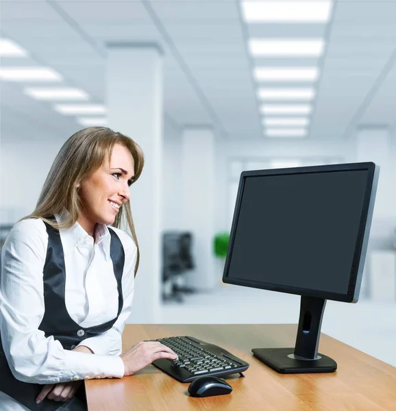 Joven Mujer Negocios Que Trabaja Computadora — Foto de Stock