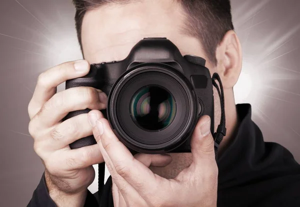 Jovem Fotógrafo Com Câmera Estúdio — Fotografia de Stock