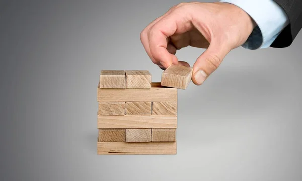 Ręka Mężczyzny Gospodarstwa Drewniany Blok — Zdjęcie stockowe