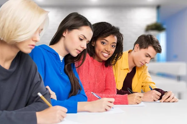 Grupo Estudantes Que Estudam Escola — Fotografia de Stock