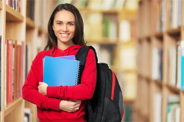 Retrato Una Linda Joven Estudiante Sosteniendo Cuadernos Colores — Foto de Stock