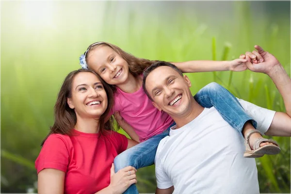 Feliz Família Sorridente Com Filha Fundo Parque — Fotografia de Stock