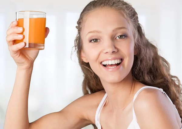 Женщина держит стакан свежего сока — стоковое фото