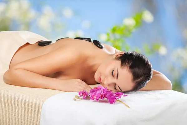 Giovane Donna Salone Spa Ottenere Pietre Massaggio — Foto Stock