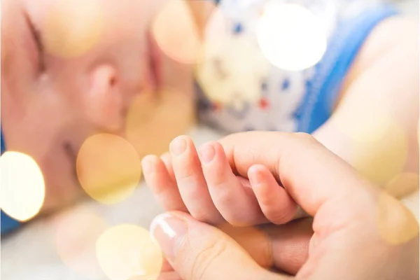 Mother Holding Hand Sleeping Newborn — 스톡 사진