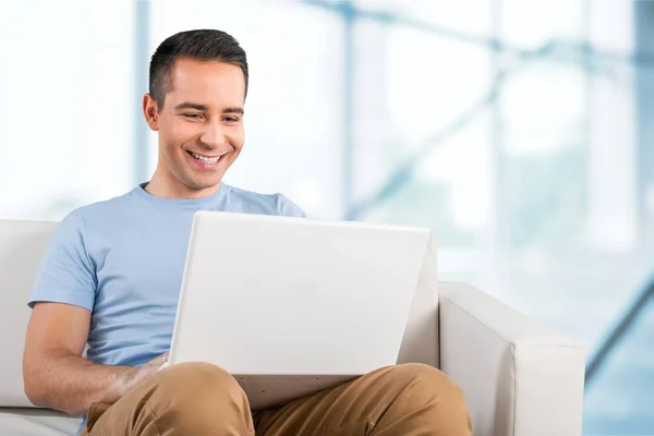 Jovem Relaxante Sofá Com Laptop — Fotografia de Stock