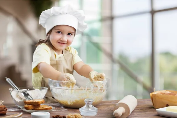 Fille Cuisson Gâteau Sur Cuisine — Photo