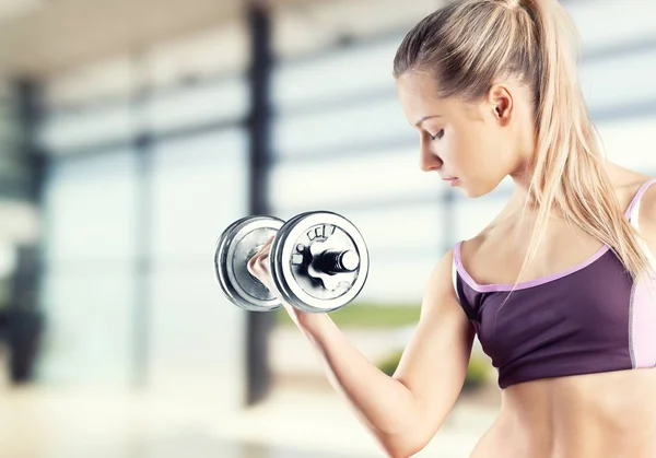 Mujer Joven Con Mancuerna Gimnasio —  Fotos de Stock