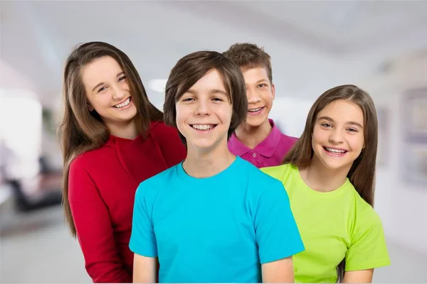 Grupo Niños Sonrientes Felices Mirando Cámara —  Fotos de Stock