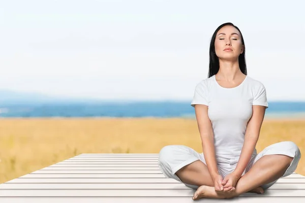 Bela Mulher Sentada Meditando Praia — Fotografia de Stock