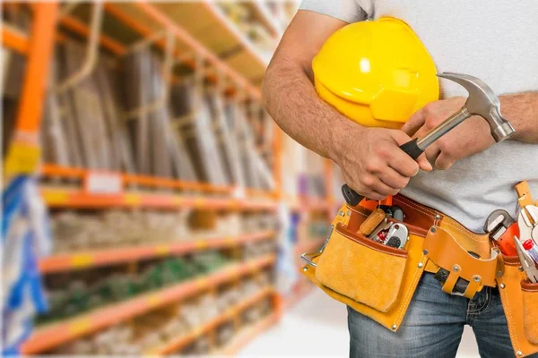 Jugendlicher Arbeiter Mit Werkzeuggurt Und Helm — Stockfoto