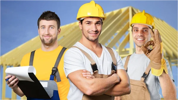 Grupo de constructores en hardhats — Foto de Stock