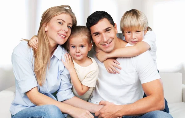 Jovem Família Casa Sorrindo Para Câmera — Fotografia de Stock