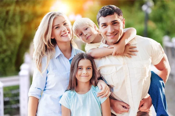 Genç Aile Evde Kameraya Gülümseyen — Stok fotoğraf