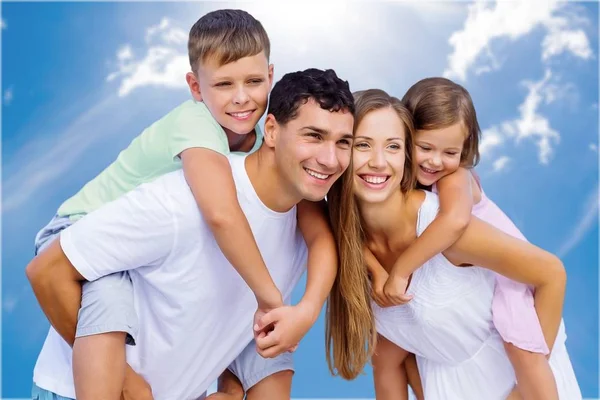 Família Feliz Fundo Céu — Fotografia de Stock