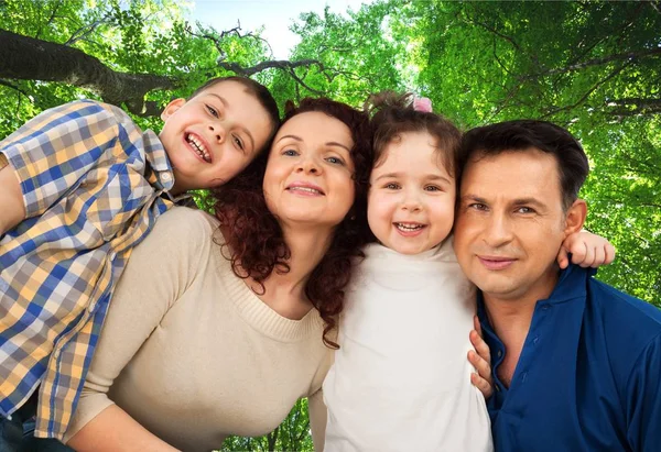Happy Young Family Park — Stock Photo, Image